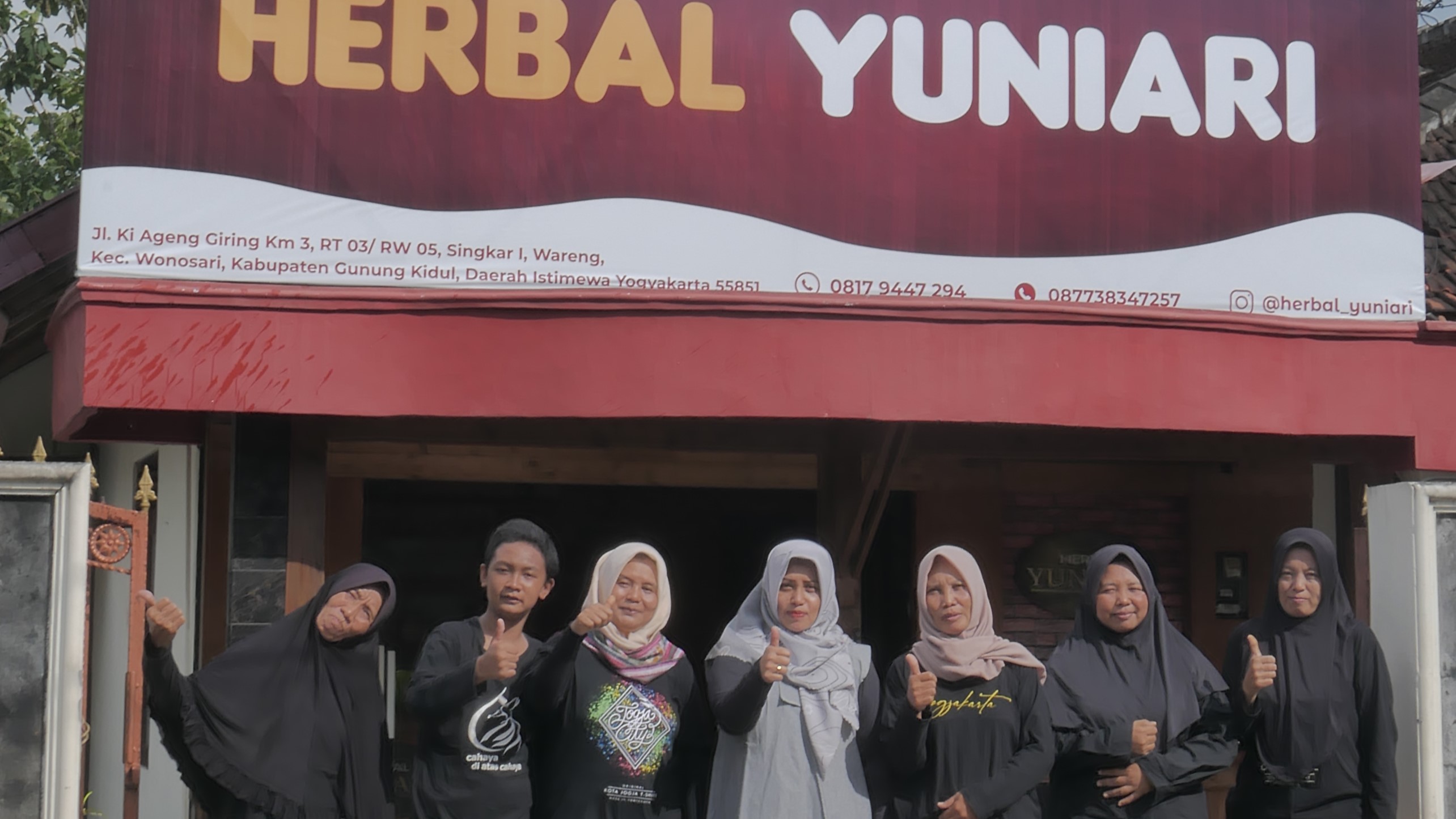 Tim Herbal Yuniari di depan toko